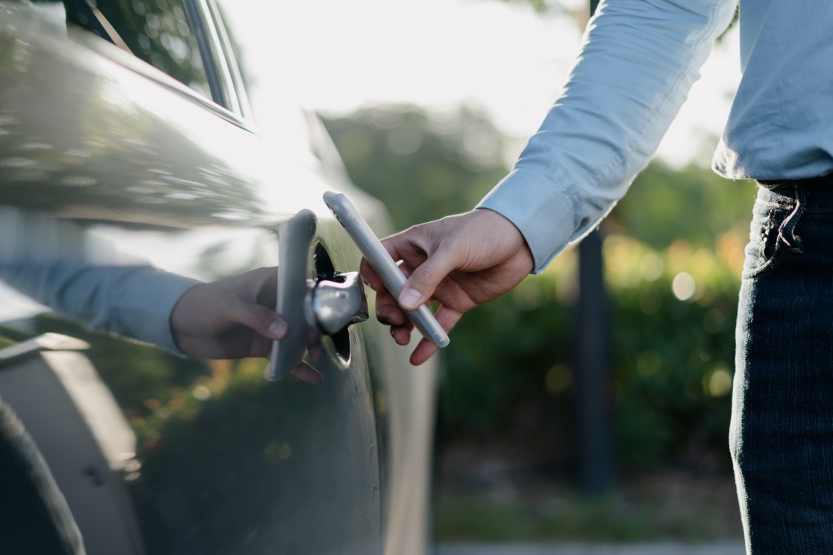 Ouvrir sa voiture avec son smartphone deviendra-t-il un geste de plus en plus courant ? © THINK A / Shutterstock