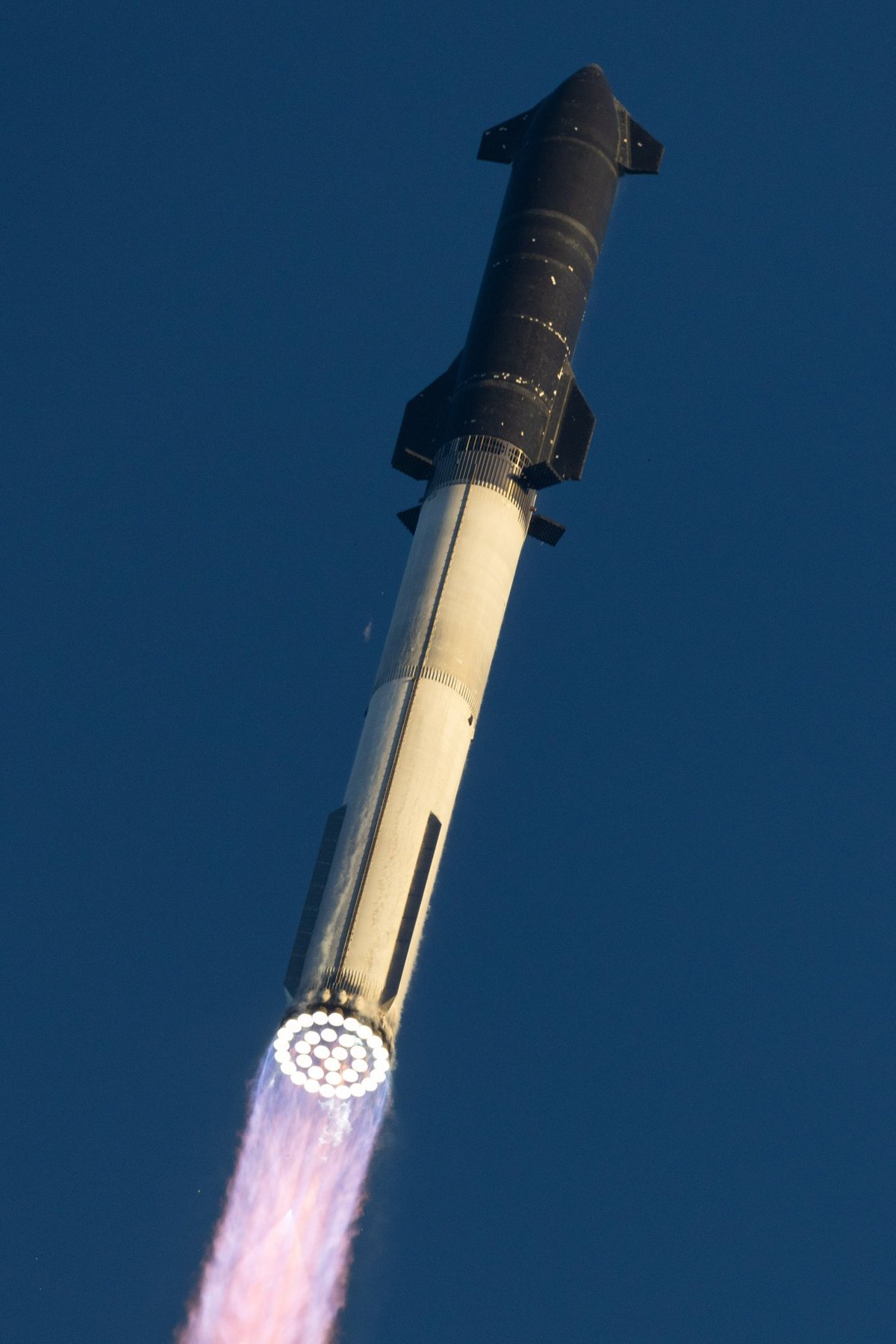 Malgré la perte d'un grand nombre de tuiles thermiques, ce deuxième vol s'était beaucoup mieux passé. © SpaceX