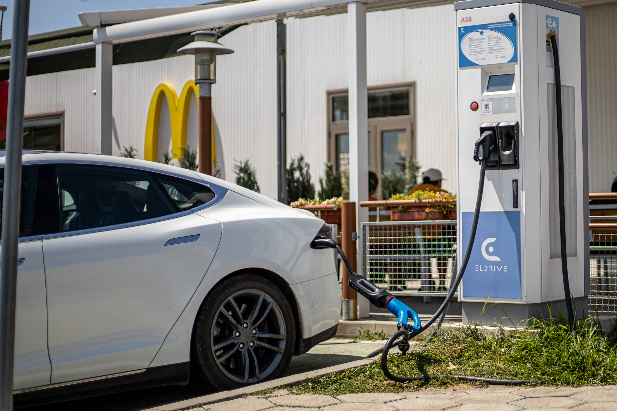 Voiture électrique : McDonald's va équiper ses parkings de bornes de recharge