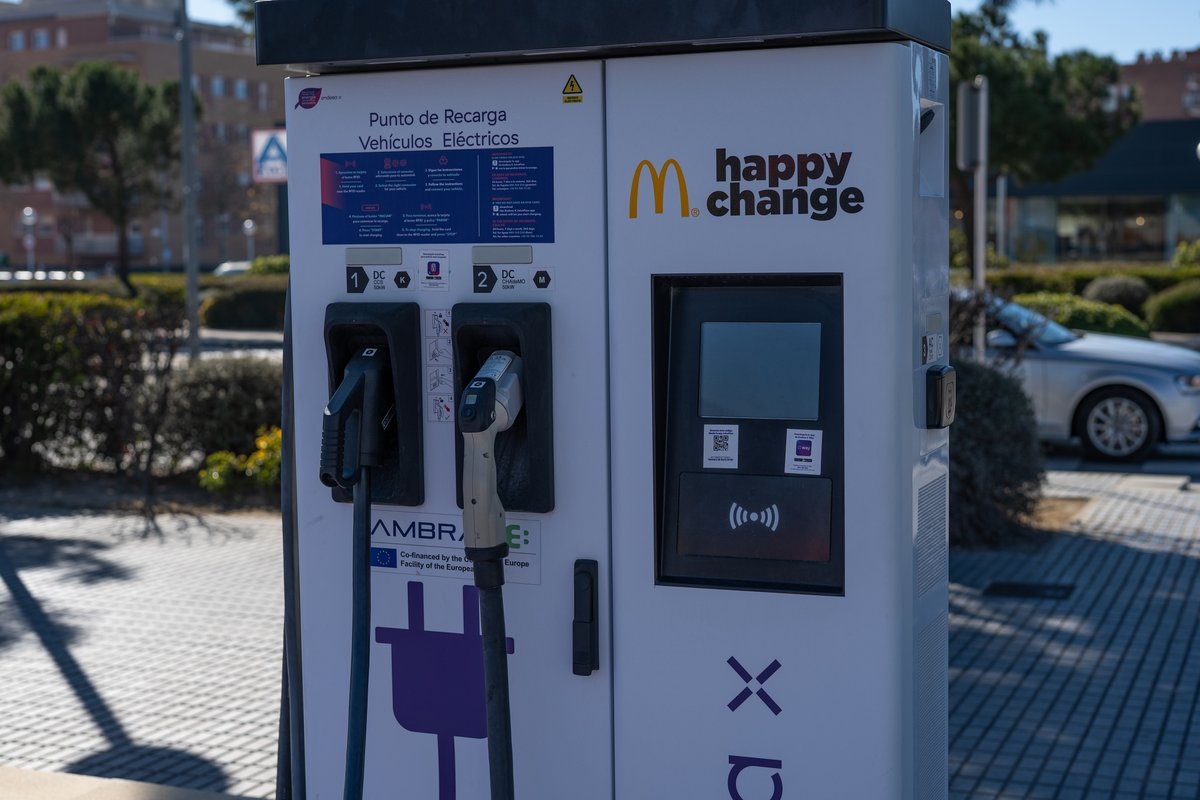 Une station de recharge sur un parking espagnol de McDo © vfhnb12 / Shutterstock