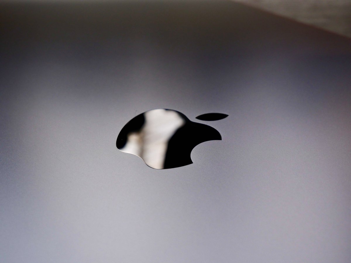 Logo à l'arrière du MacBook Pro 16 2023. © Nathan Le Gohlisse pour Clubic