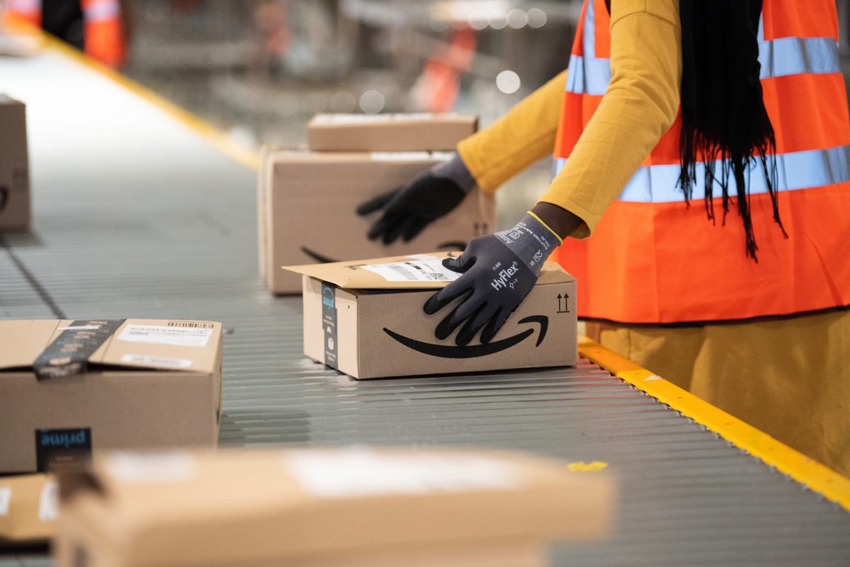 Des employés dans un entrepôt Amazon © Frederic Legrand - COMEO / Shutterstock.com