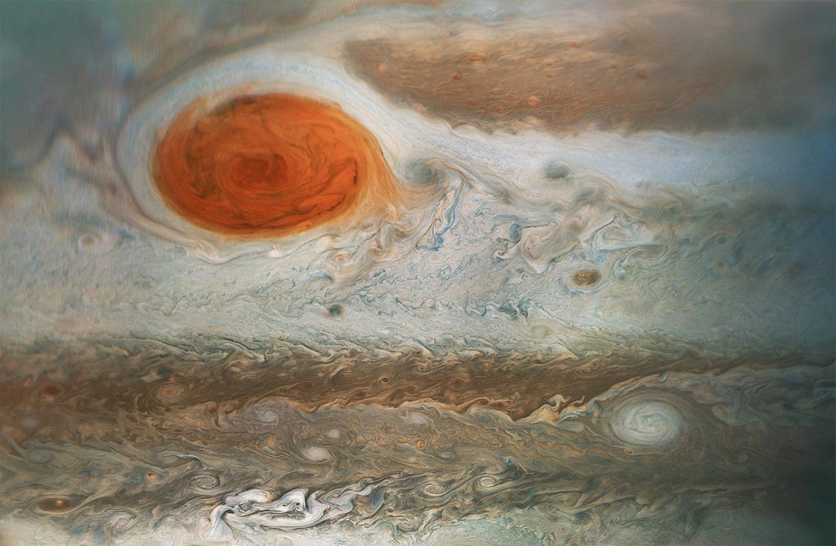 La Grande Tache Rouge observée par Juno, au milieu des autres tourbillons de tempêtes de Jupiter. © NASA/JPL-Caltech/SwRI/MSSS/Gerald Eichstadt/Sean Doran (CC BY-NC-SA) 
