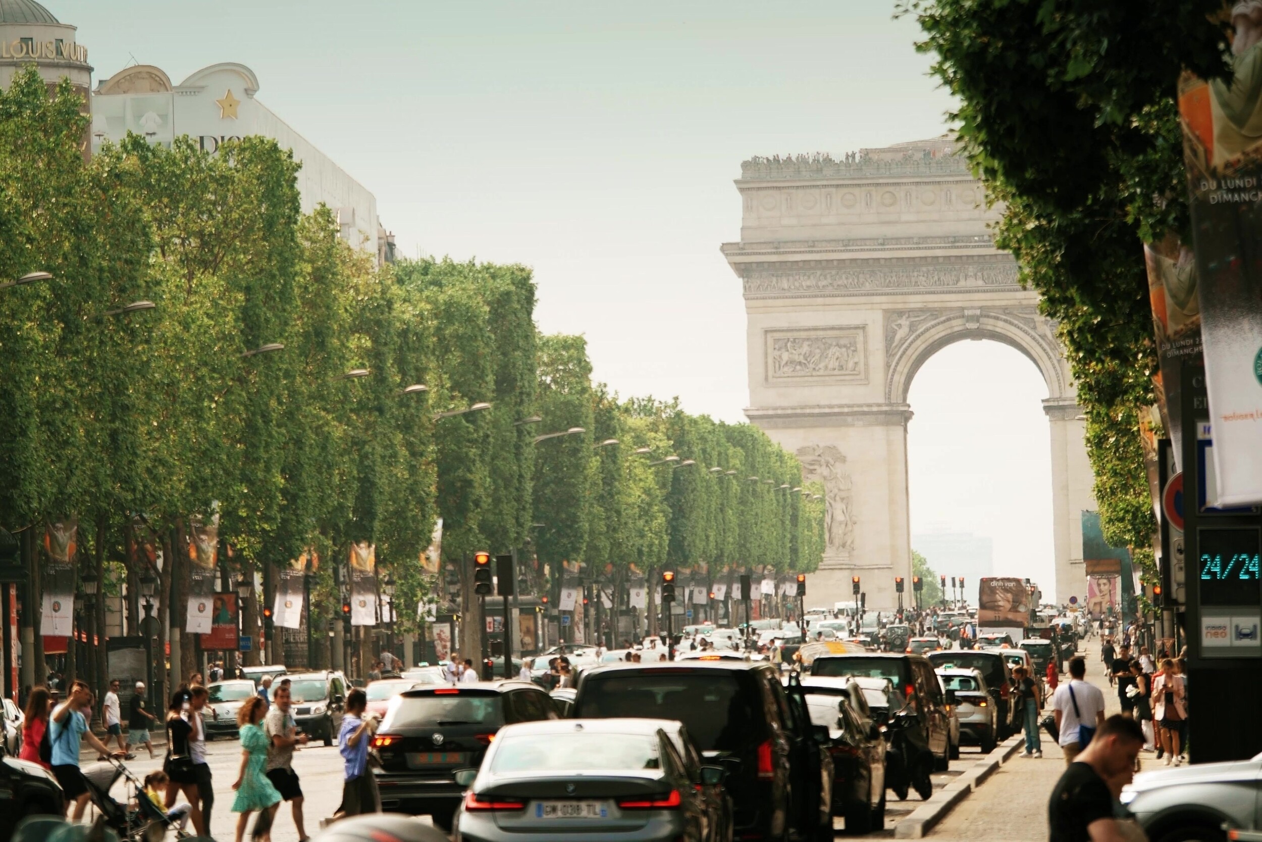 Pari réussi pour Anne Hidalgo : le vélo passe devant la voiture à Paris !