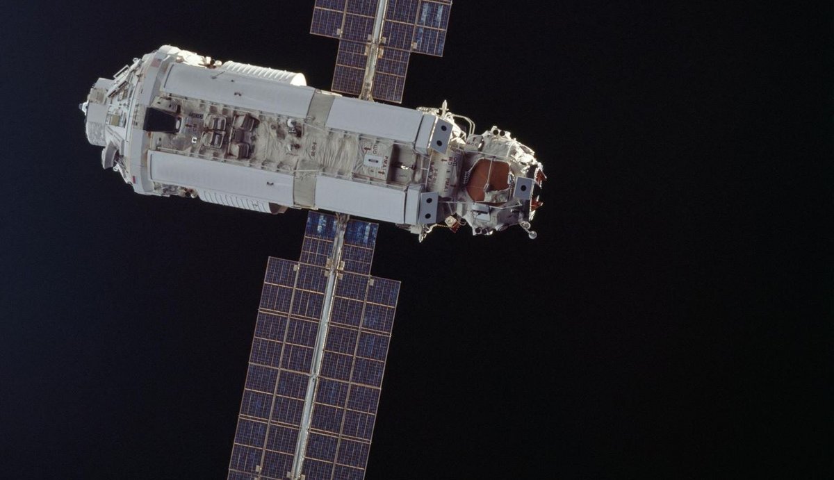 Le module Zarya, observé depuis la navette spatiale début décembre 1998. © NASA