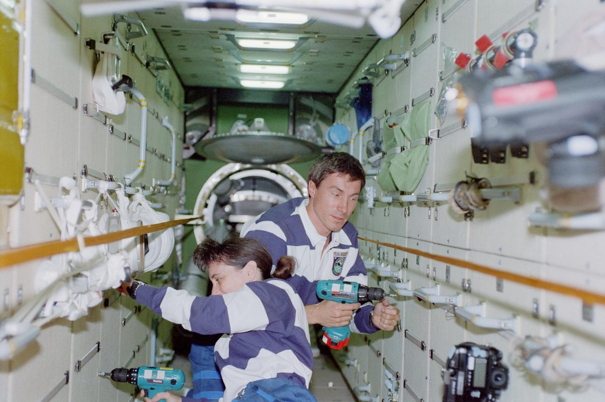 Les premiers astronautes dans le module Zarya, en décembre 1998. Notez toute cette place ! © NASA