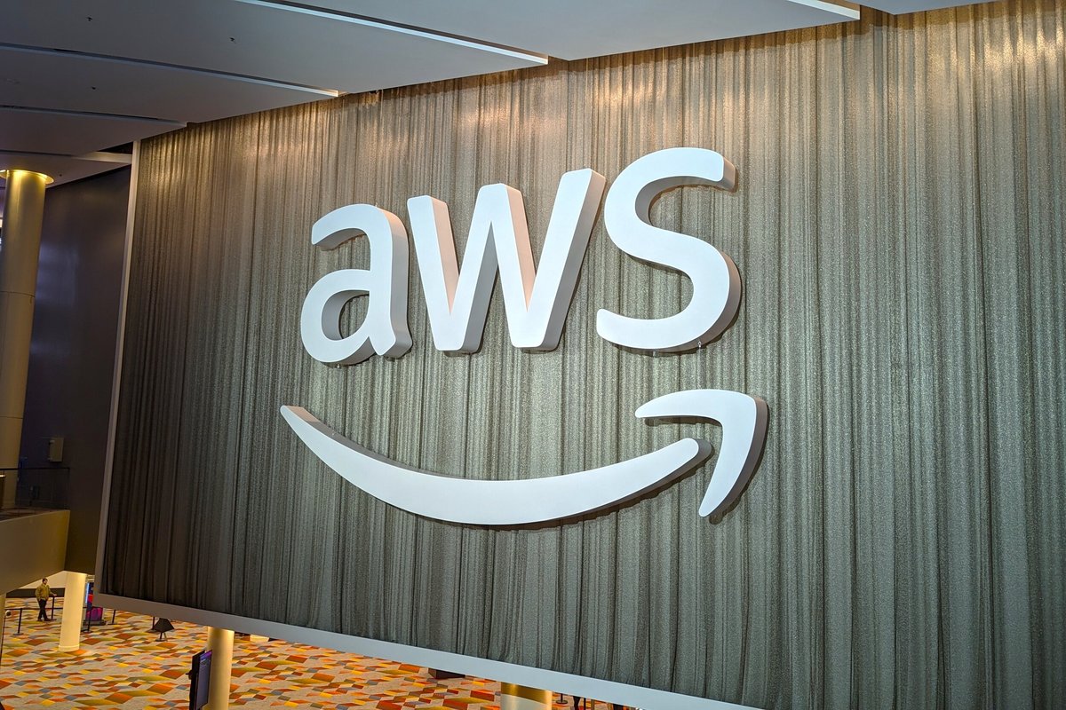 Le logo Amazon Web Services, ici à AWS re:Invent, le 27 novembre 2023 © Alexandre Boero / Clubic