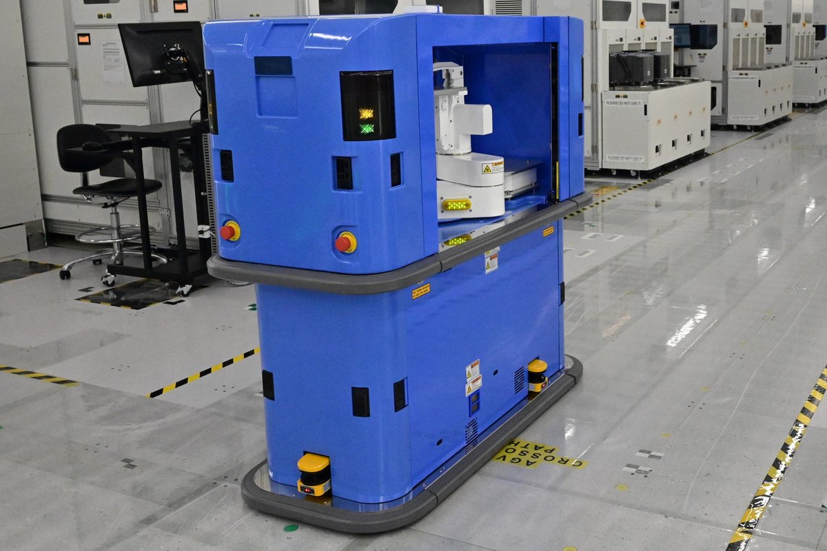 Un des sympathiques robots qui servent à acheminer les processeurs à travers l&#039;usine © Intel