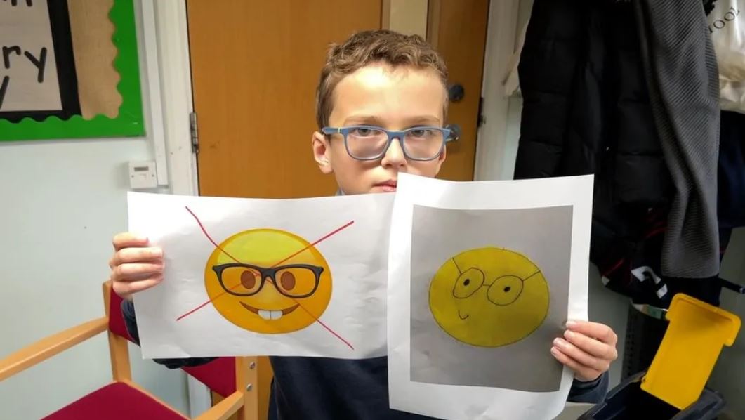 Le jeune Britannique Teddy veut voir Apple corriger l'actuel émoji "nerd" © BBC