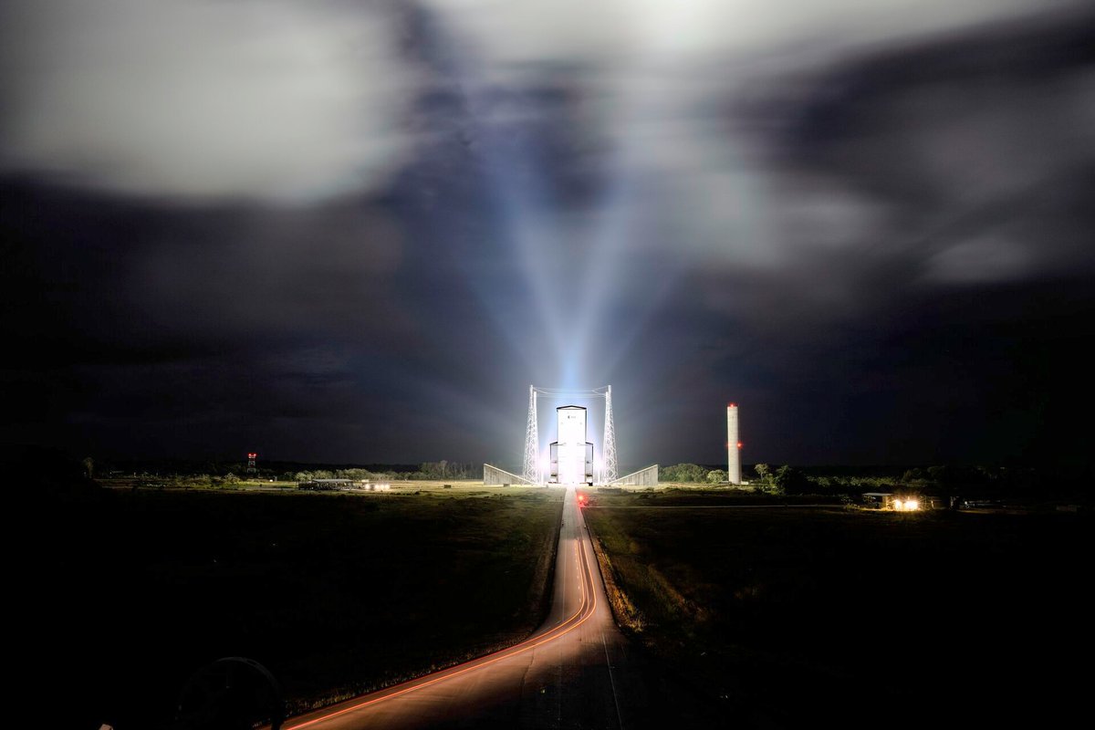 Le portique d'Ariane 6 durant une nuit d'essais. On ne peut pas le rater ! © ESA/M. Pedoussaut