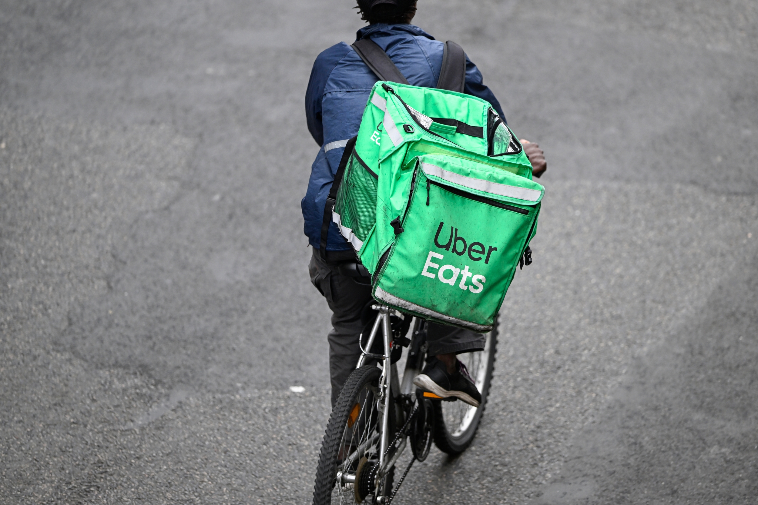 L'uber Mange Le Livreur De Vélo Avec Des Ubereats De Sac à Dos