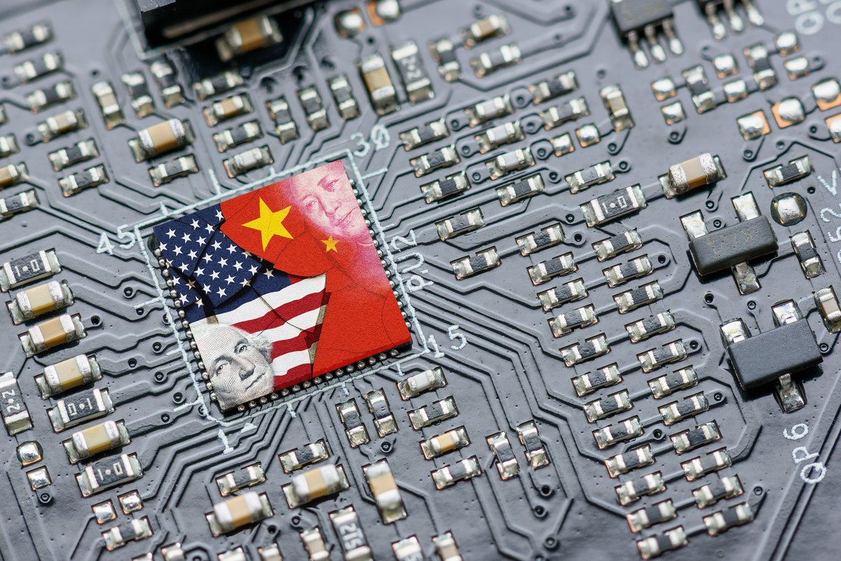Une puce sur laquel sont dessinés les drapeaux des USA et de la Chine © William Potter / Shutterstock 