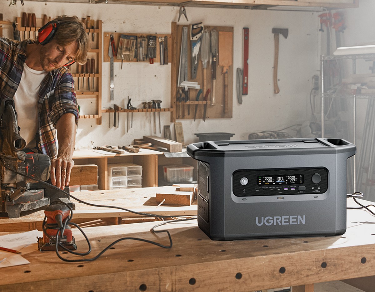 Les modèles PowerRoam 1200 et 2200 peuvent alimenter des équipements électriques puissants pour le bricolage ou le jardinage. © Ugreen