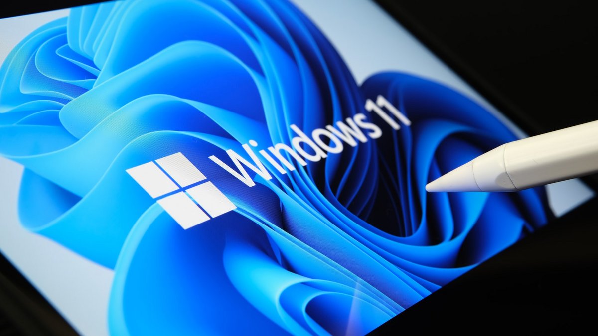 Le logo Windows 11 sur un écran de tablette © Shutterstock