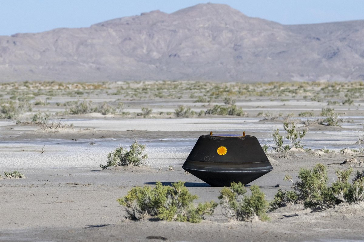 La capsule s'est posée sans incident dans le désert en Utah. Mais elle a bien failli s'écraser à cause de ses parachutes. © NASA