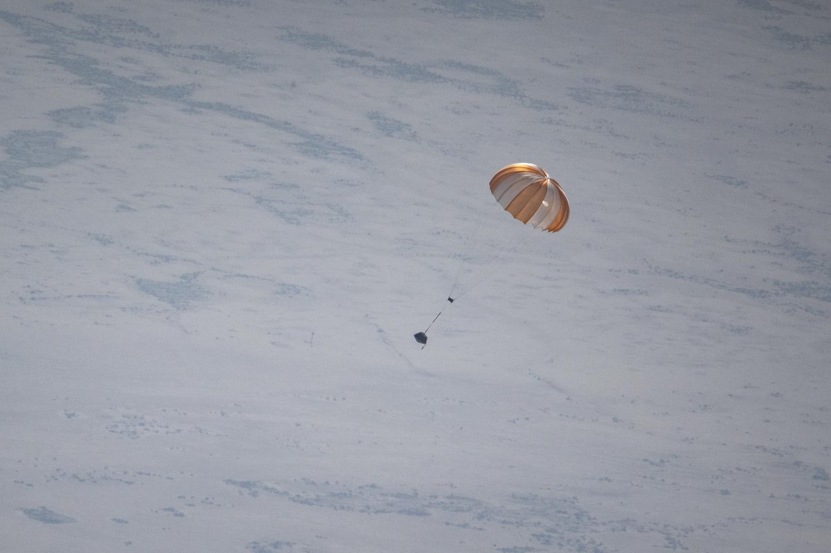 Une fausse capsule lors d'une répétition dans le désert en Utah. On y voit le parachute principal dont l'extraction repose en théorie sur le drogue chute. © NASA