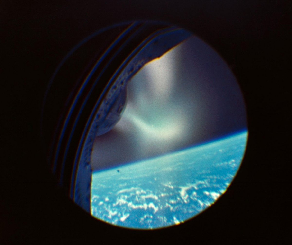 La Terre, photographiée à travers le hublot de la mission Gemini II. La photo est prise automatiquement : il n'y a personne dans la capsule. © NASA