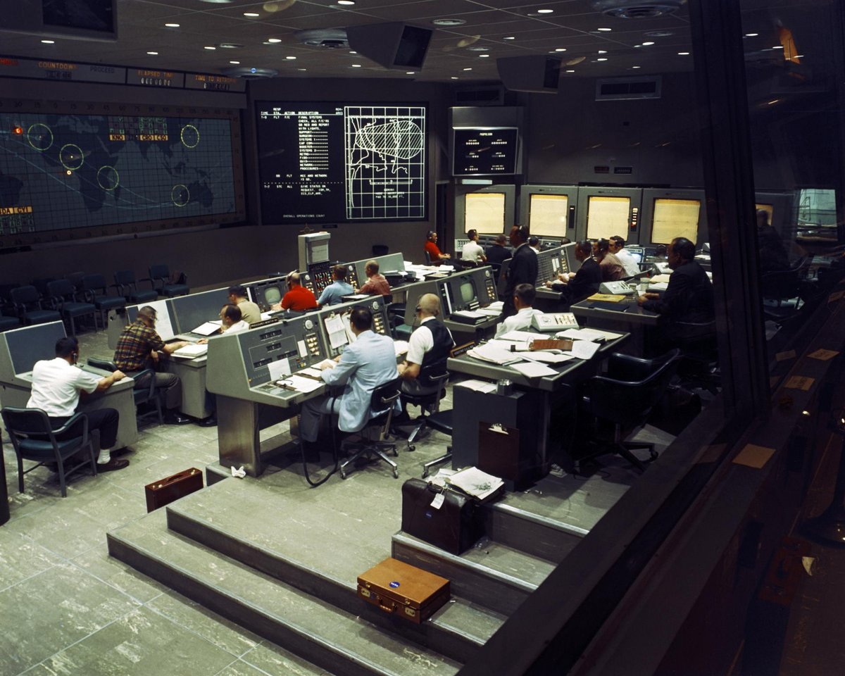 Gemini, c'est aussi l'occasion de changer de salles de contrôle au moment ou l'électronique progresse à pas de géants ! (ici l'ancienne qui a servi pour Mercury et Gemini I, II et III) © NASA