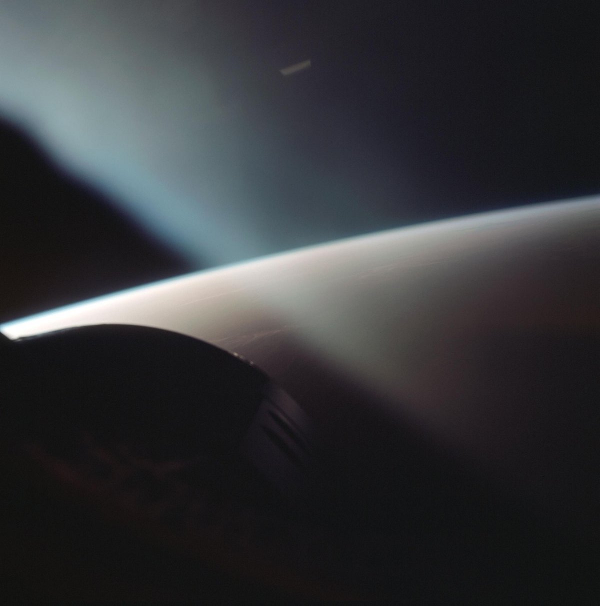 L&#039;une des rares photos de la Terre prises lors de la mission Gemini III. Peu seront exploitables, l&#039;appareil est mal réglé et les clichés sont relativement flous. © NASA