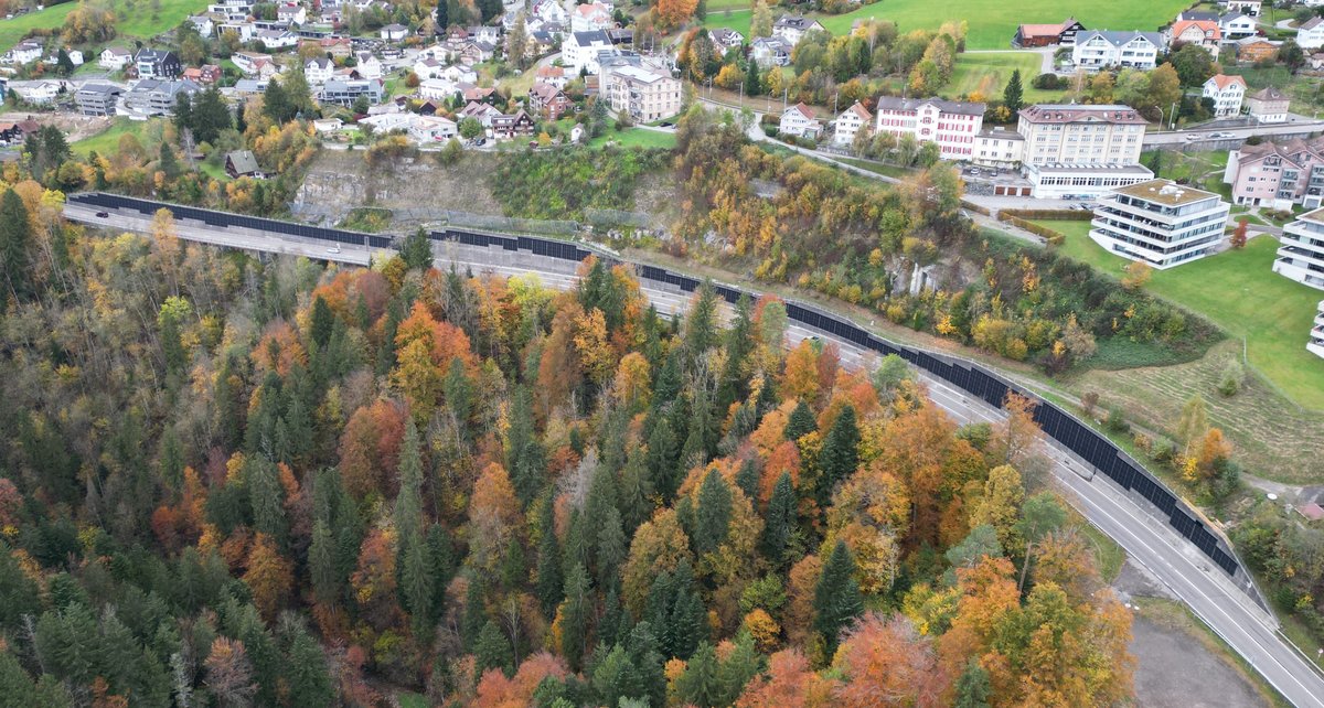 En tout, ce sont 756 panneaux solaires qui ont été installés le long de cette route du nord-est de la Suisse © K2 Systems