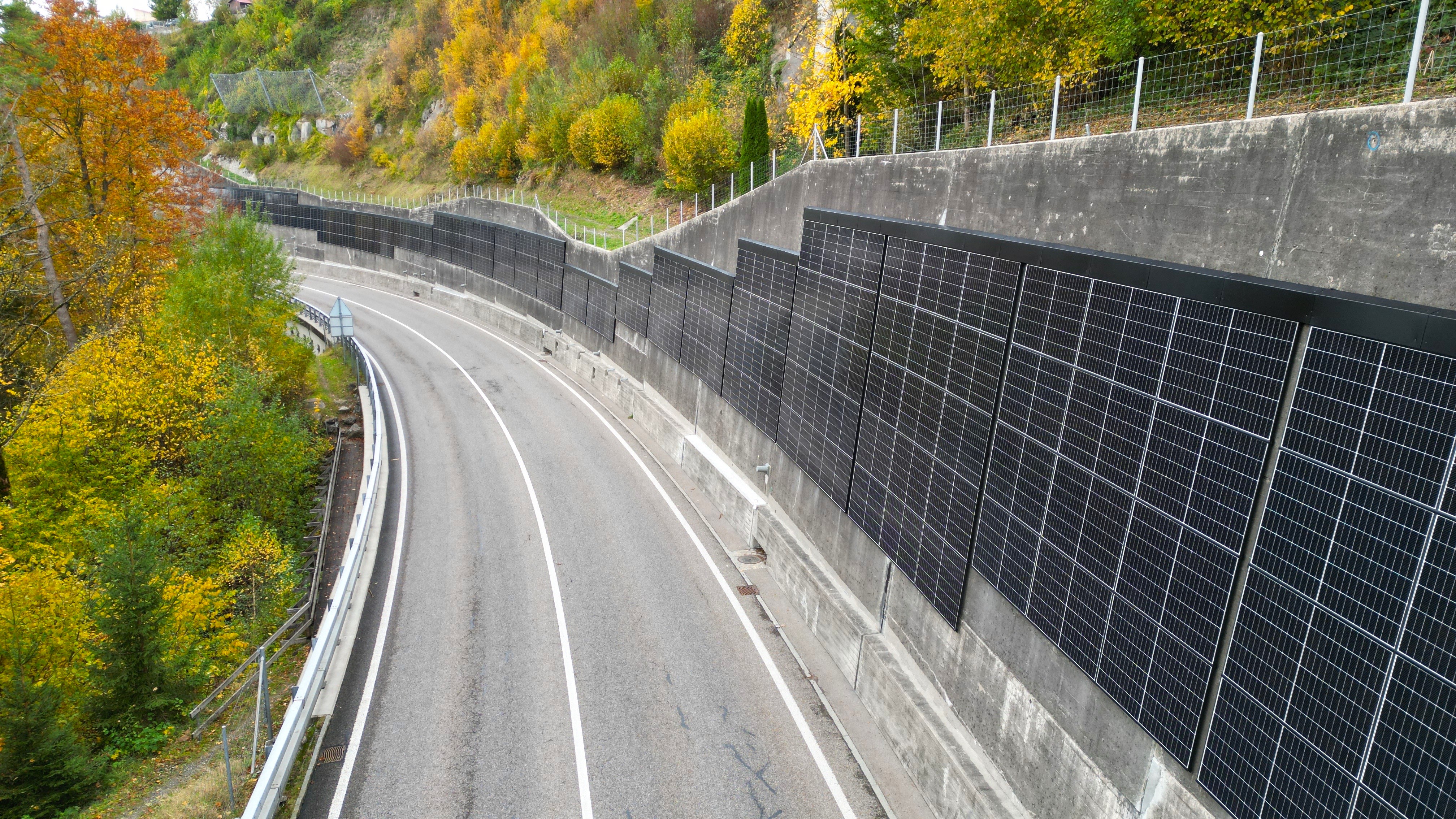 Des panneaux solaires fixés sur un mur de soutènement en bordure de route : il fallait y penser, les Suisses l'ont fait !