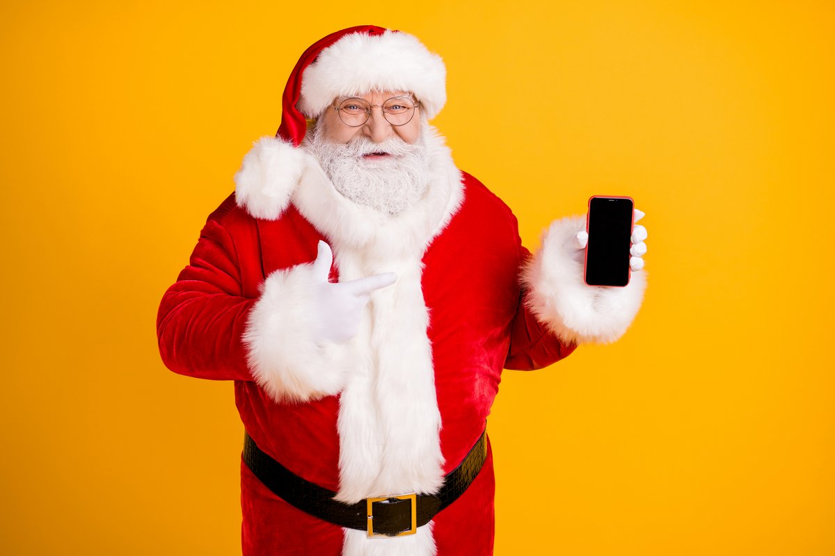 Voici le Père Noël, smartphone en main © Roman Samborskyi / Shutterstock
