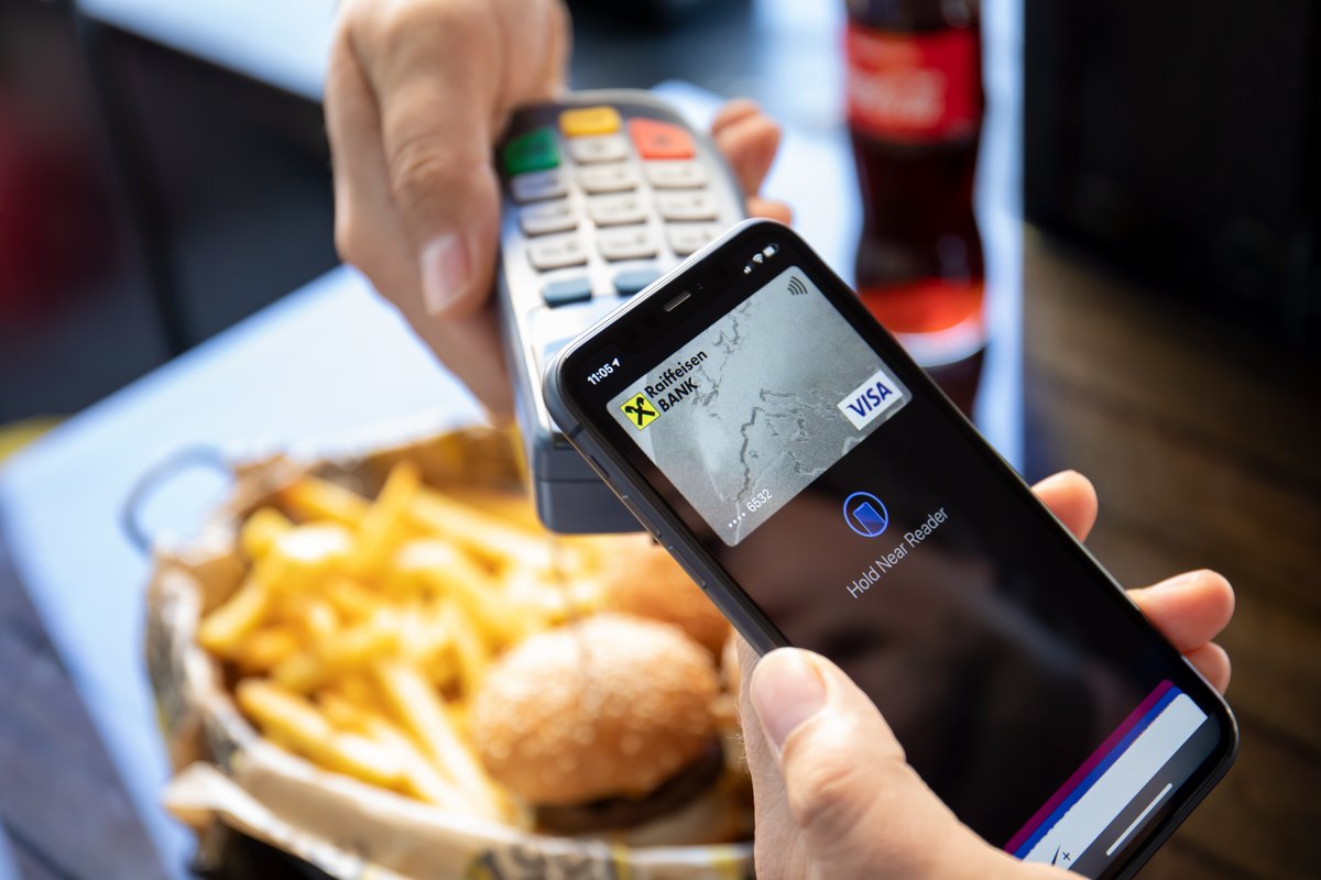 Vous devriez bientôt pouvoir payer avec n'importe quel portefeuille numérique sur votre iPhone européen © DenPhotos / Shutterstock
