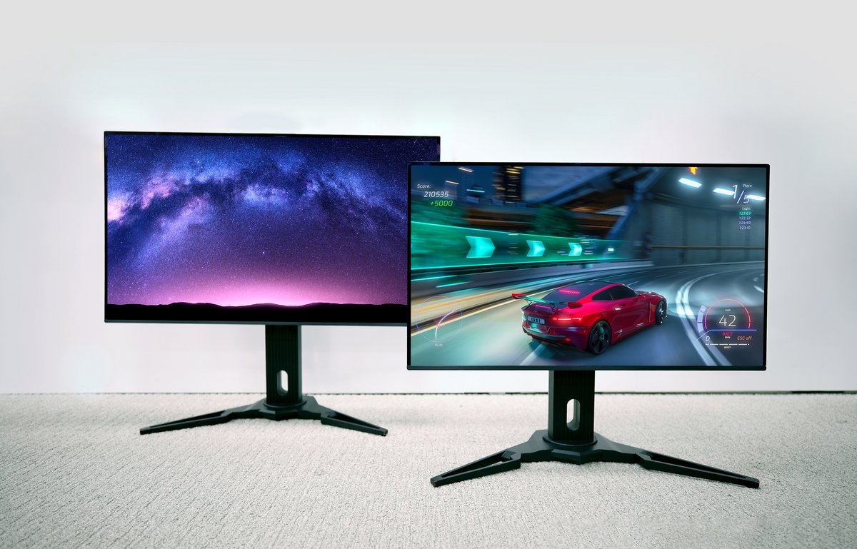 Les deux nouveaux écrans Odyssey, le modèle 31,5 pouces à gauche, le modèle 27 pouces à droite © Samsung 