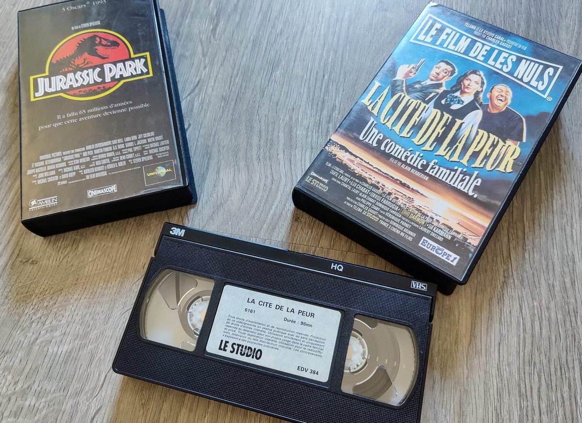 Jurassic Park et La Cité de la Peur, deux des nombreux indispensables des années 90 côté VHS en France © Stéphane Ficca / Clubic