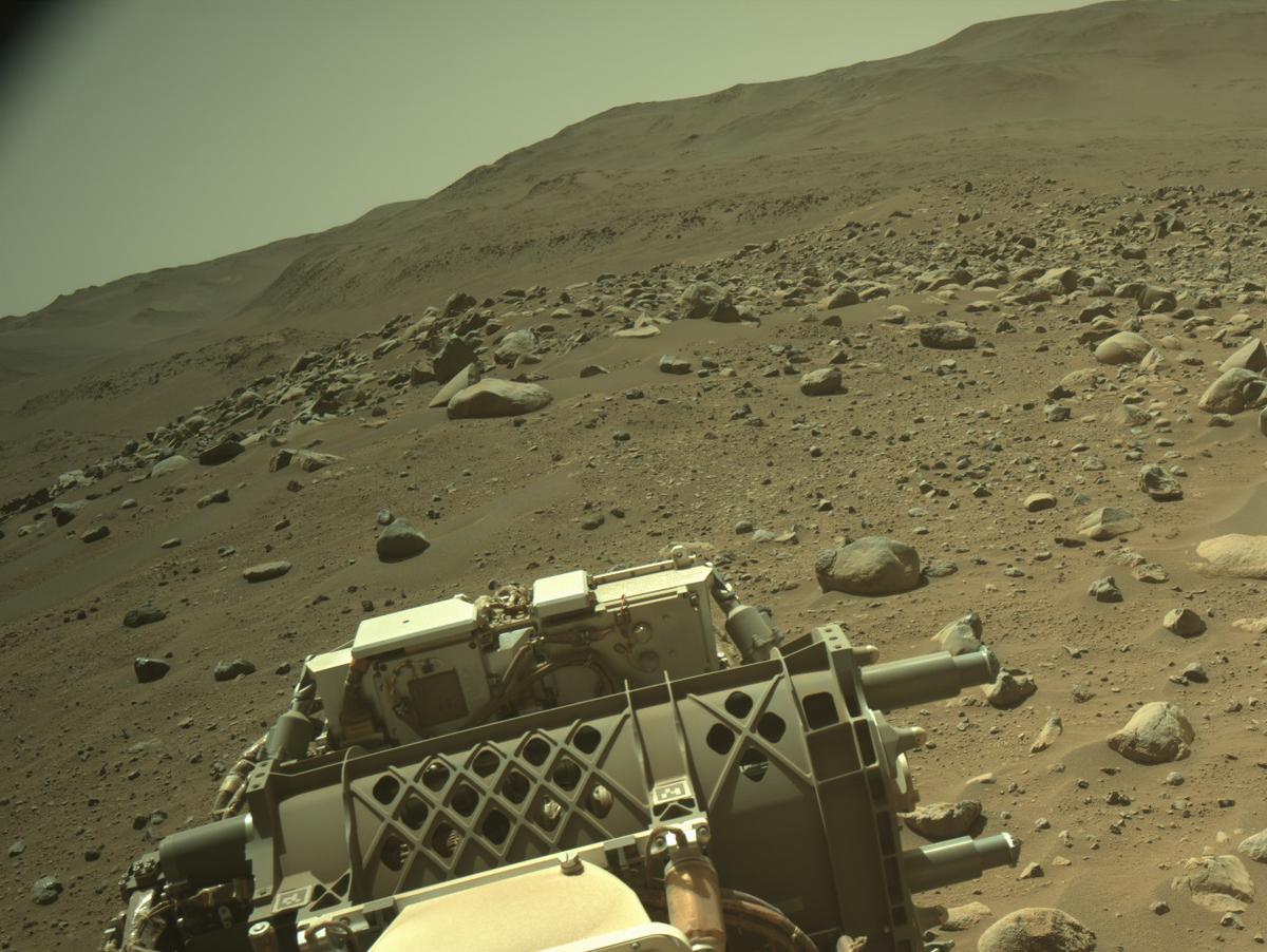 Perseverance regarde le paysage de plus en plus tortueux qu'il s'apprête à traverser. © NASA/JPL-Caltech