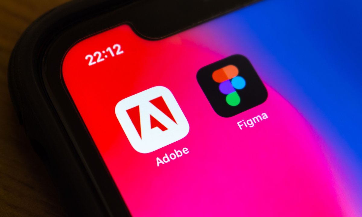 Les applications Adobe et Figma affichés sur un écran de smartphone © Shutterstock