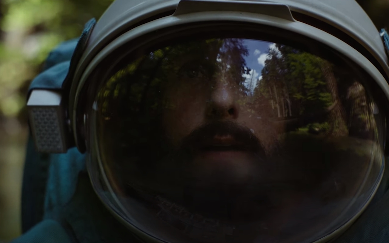 Netflix dévoile un premier teaser pour Spaceman, son film de SF mené par Adam Sandler