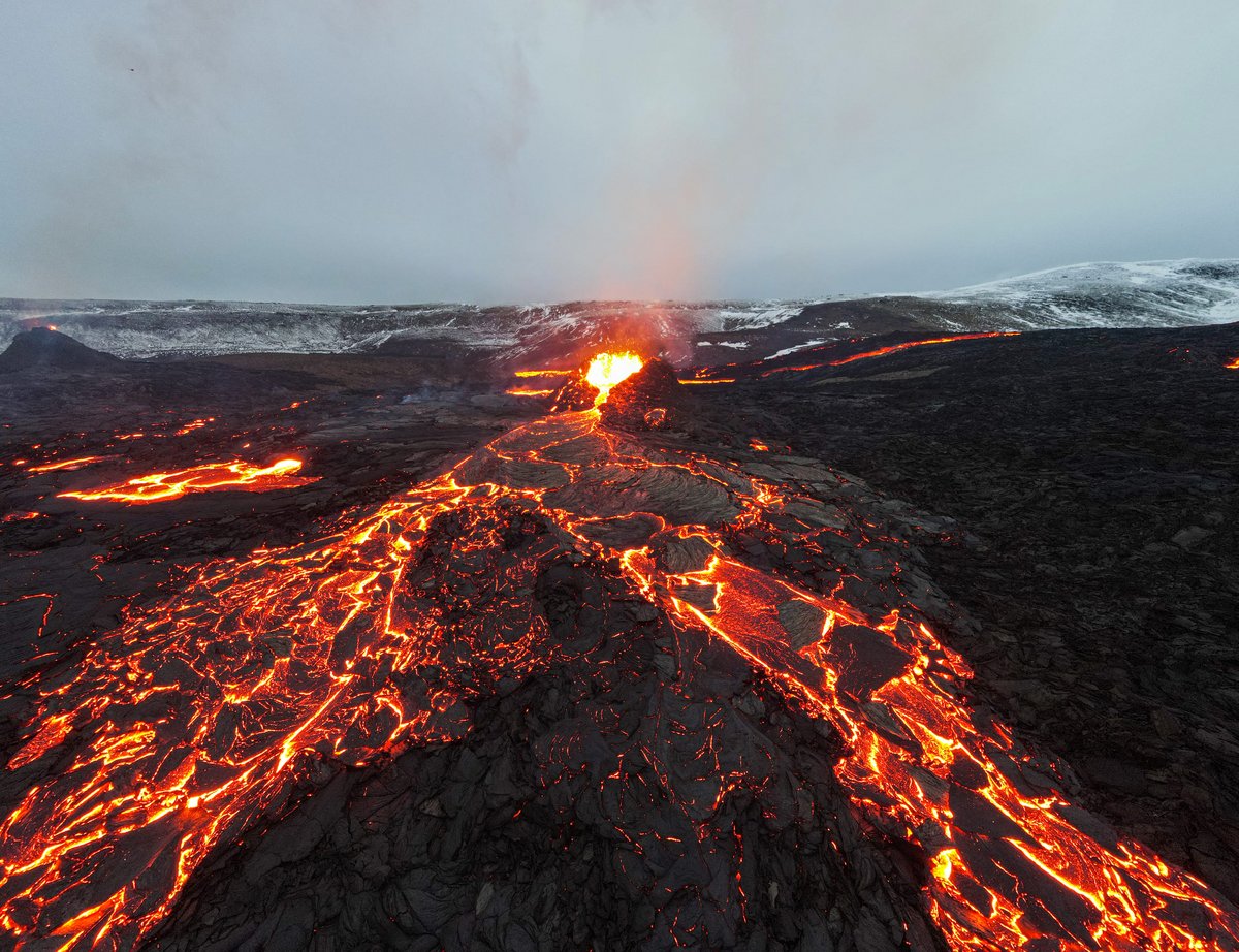 Un volcan islandais crachant sa lave © ImageBank4u / Shutterstock