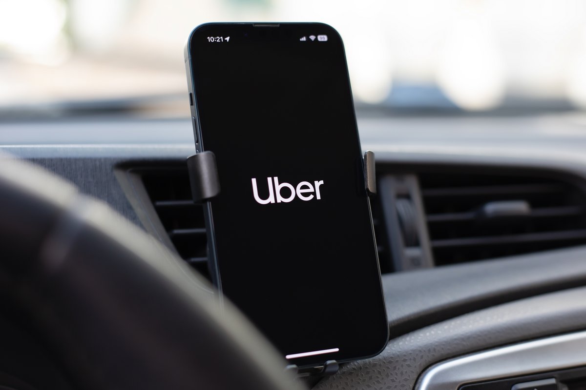 Uber, logo sur smartphone © DenPhotos / Shutterstock.com