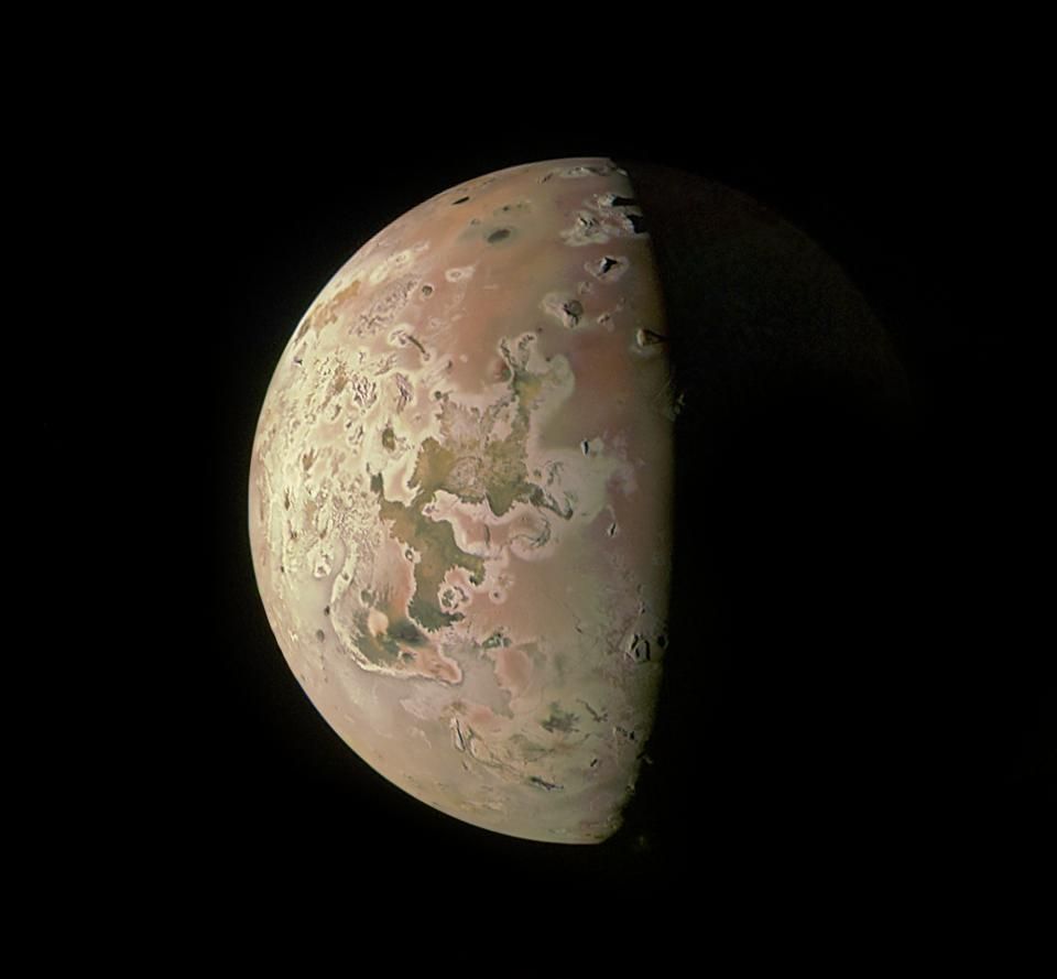 La lune volcanique Io, photographiée par la sonde Juno en octobre 2023. © NASA/JPL-Caltech/SwRI/MSSS/Ted Stryk