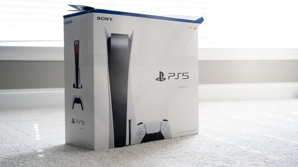Boîte de PlayStation 5 (PS5) © Red Lemon / Shutterstock.com