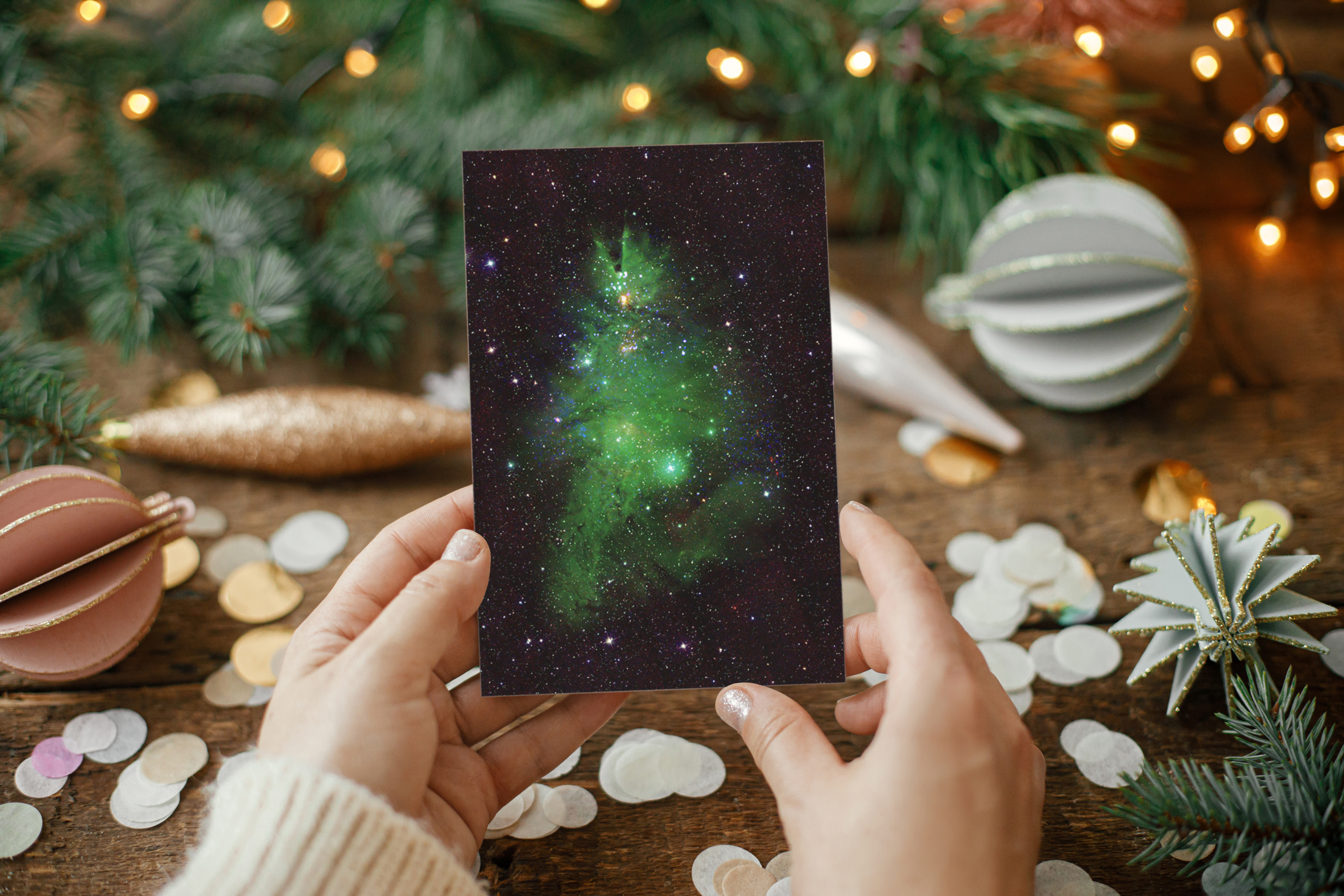 La NASA nous souhaite un joyeux Noël avec une belle image du Christmas Tree Cluster... situé à 2 500 années-lumière !