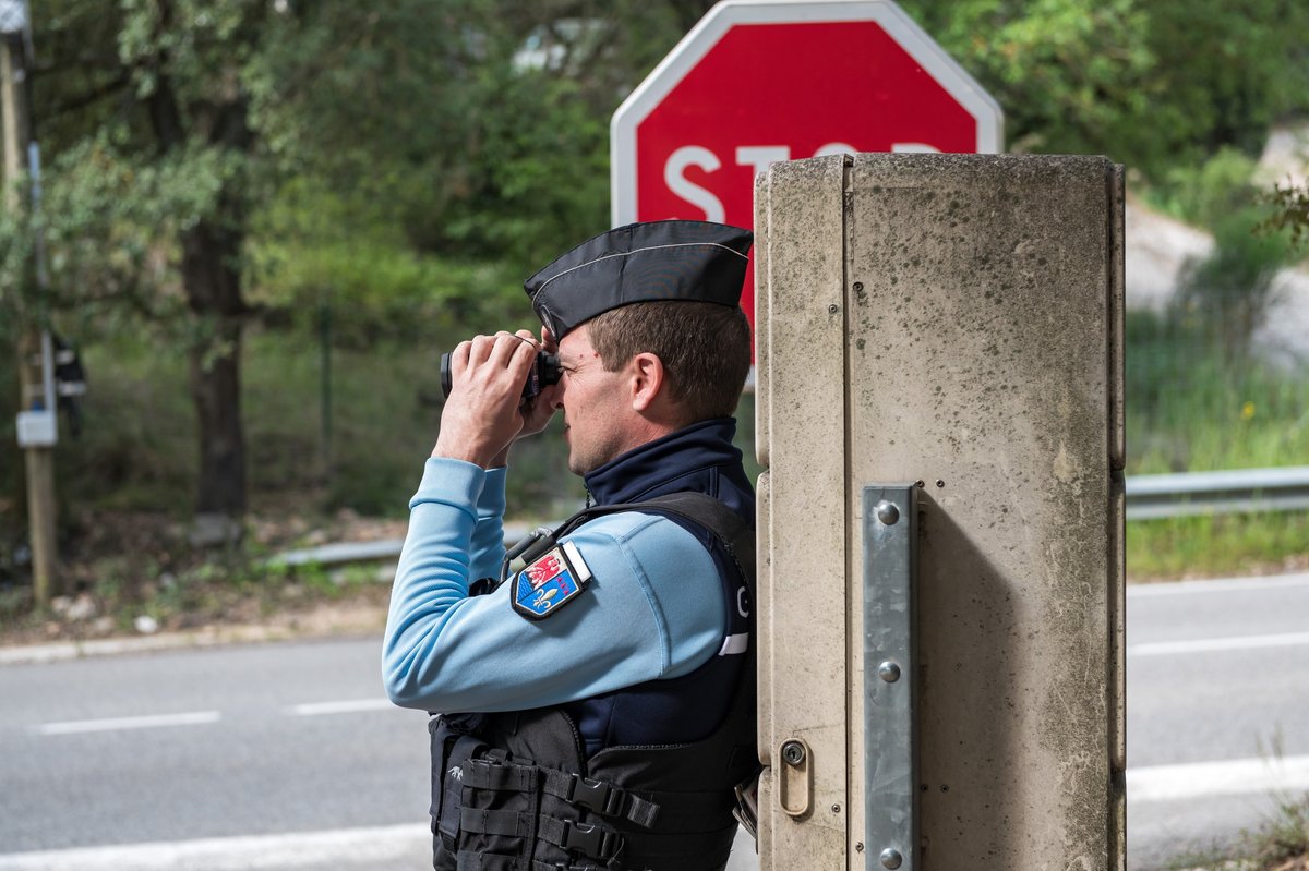 Gendarme en train d'utiliser un radar © Obatala-photography / Shutterstock.com