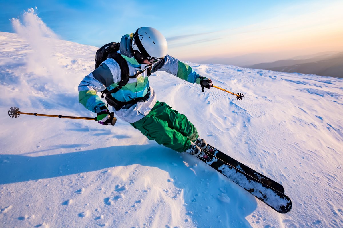 Un homme en train de skier à la montagne © Taras Hipp / Shutterstock