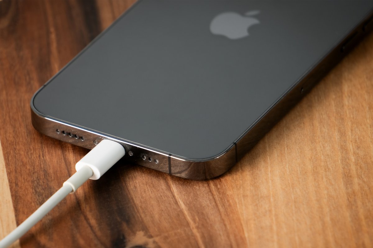 Chargement d'un iPhone 13 Pro © Sina Salehian / Shutterstock.com