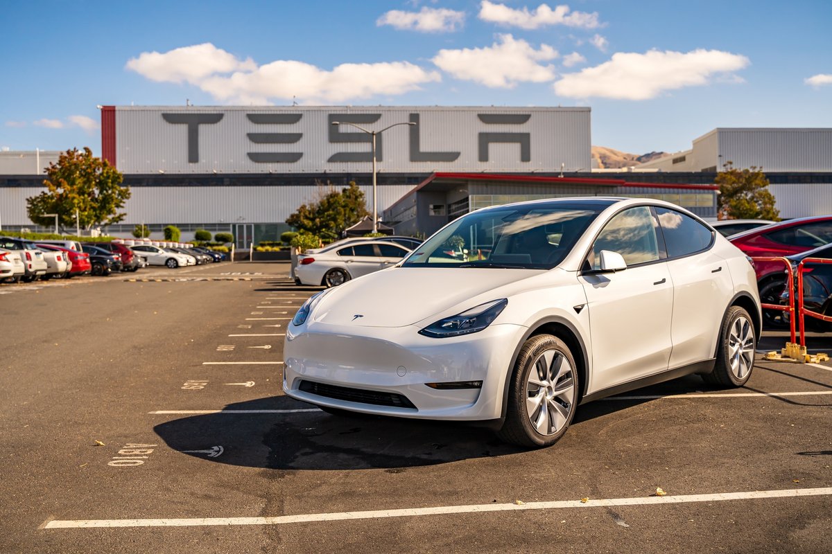 Une voiture Tesla devant un site de la marque © Iv-olga / Shutterstock.com