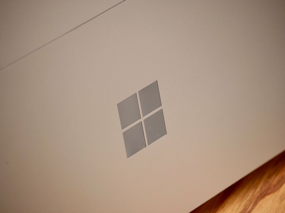 Logo de Microsoft sur le Surface Laptop Studio 2 © Nathan Le Gohlisse pour Clubic