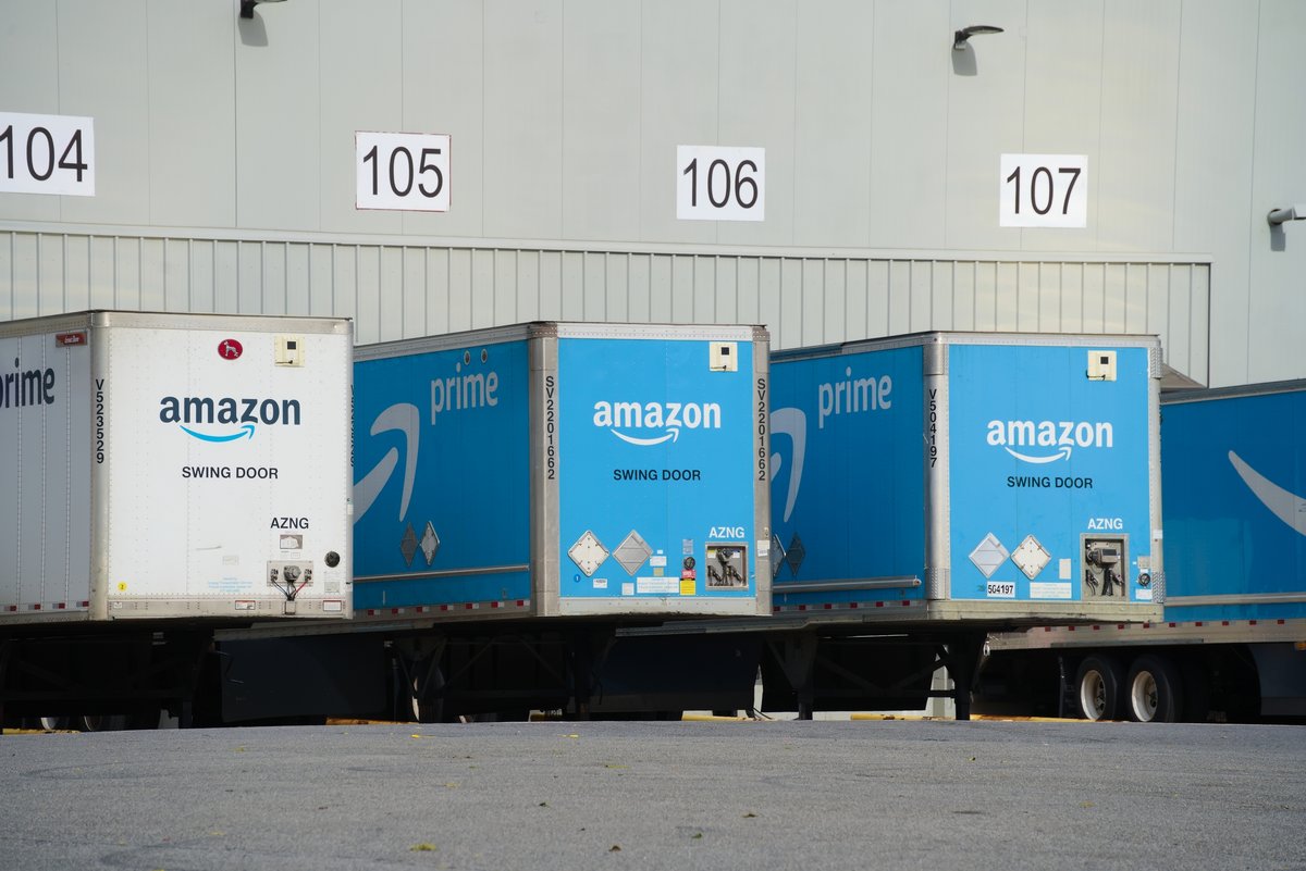 Des camions Amazon © John Hanson Pye / Shutterstock.com