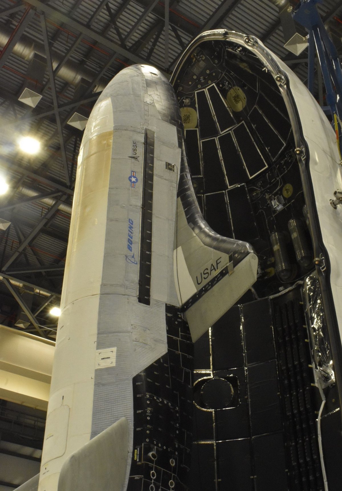 La navette X-37B lors de sa mise sous coiffe. © Space Force