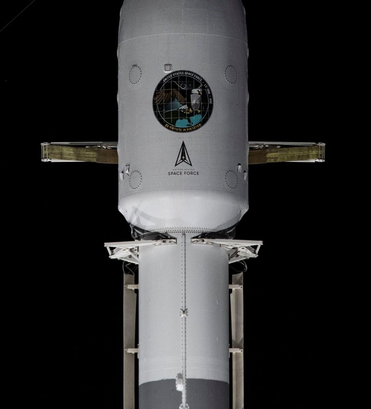 La coiffe de la Space Force avec la petite navette X-37b à l&#039;intérieur. © SpaceX