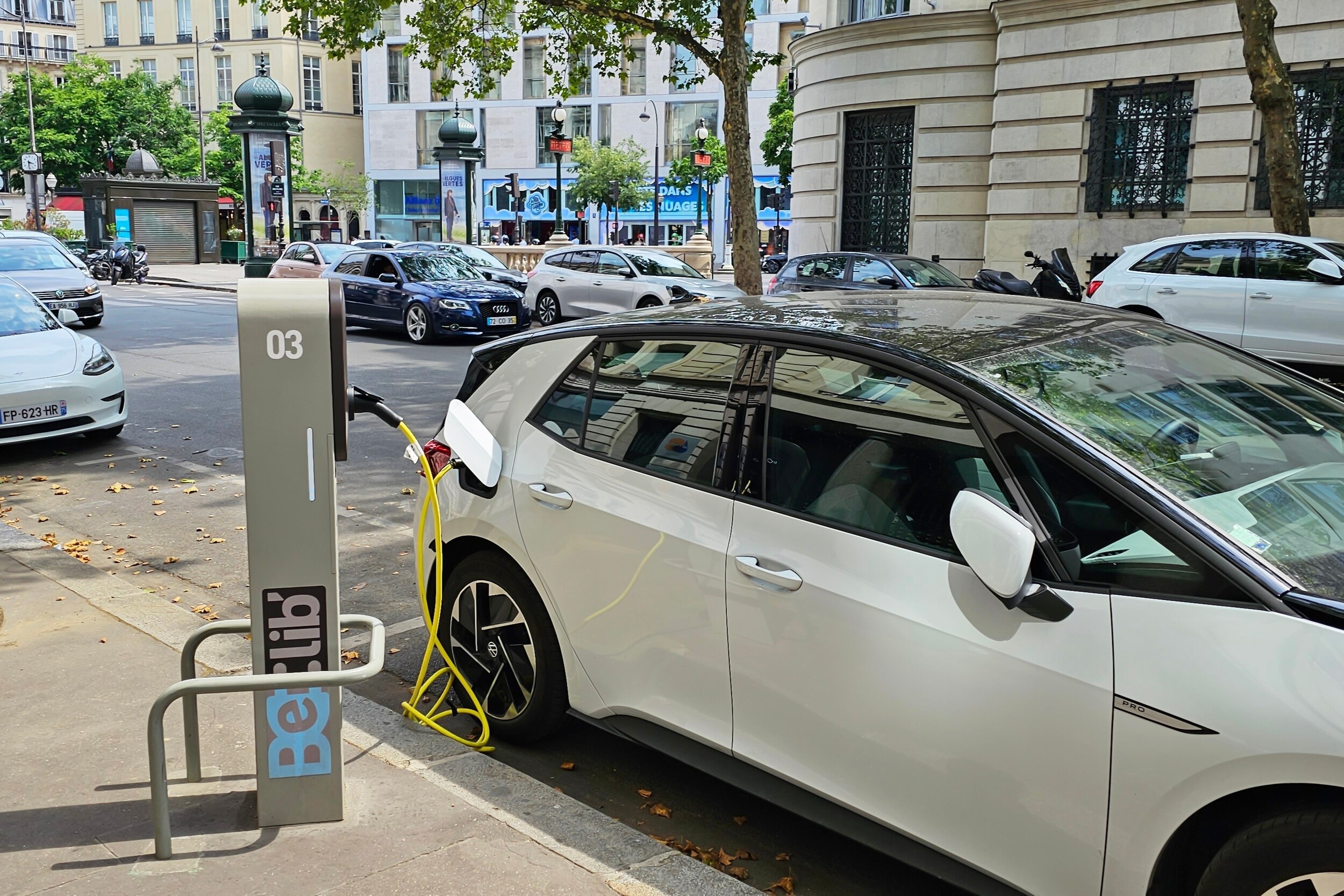 Les ventes de véhicules électriques neufs dégringolent en France