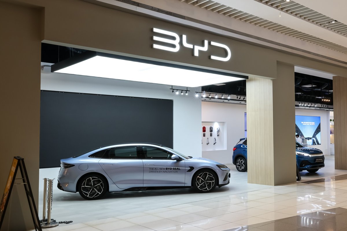 Un magasin du constructeur de véhicules électriques BYD © Dr David Sing / Shutterstock.com
