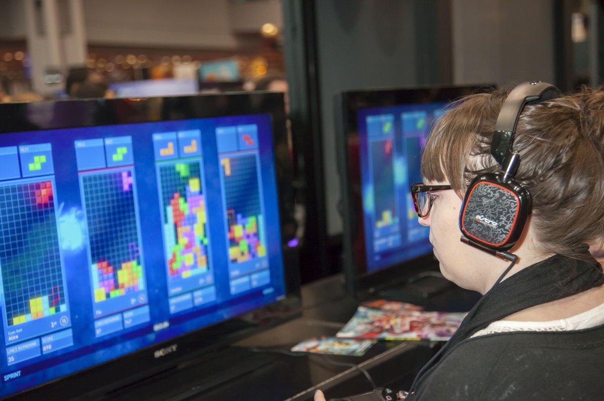 Un jeune homme jouant à Tetris sur ordinateur © Shutterstock