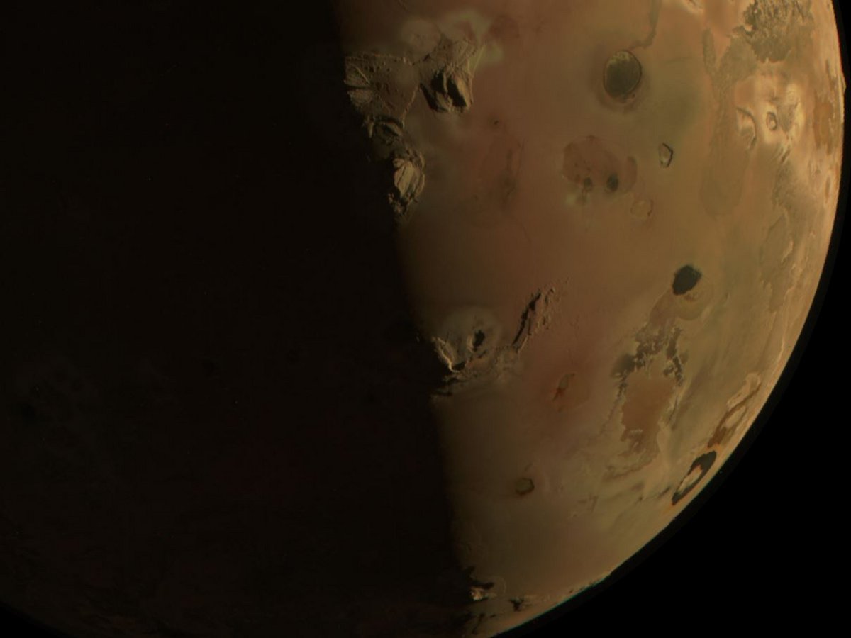 D'autres balances de couleur sur ce zoom, cette fois fourni par la NASA. La surface d'Io est unique ! © NASA / SwRI / MSSS
