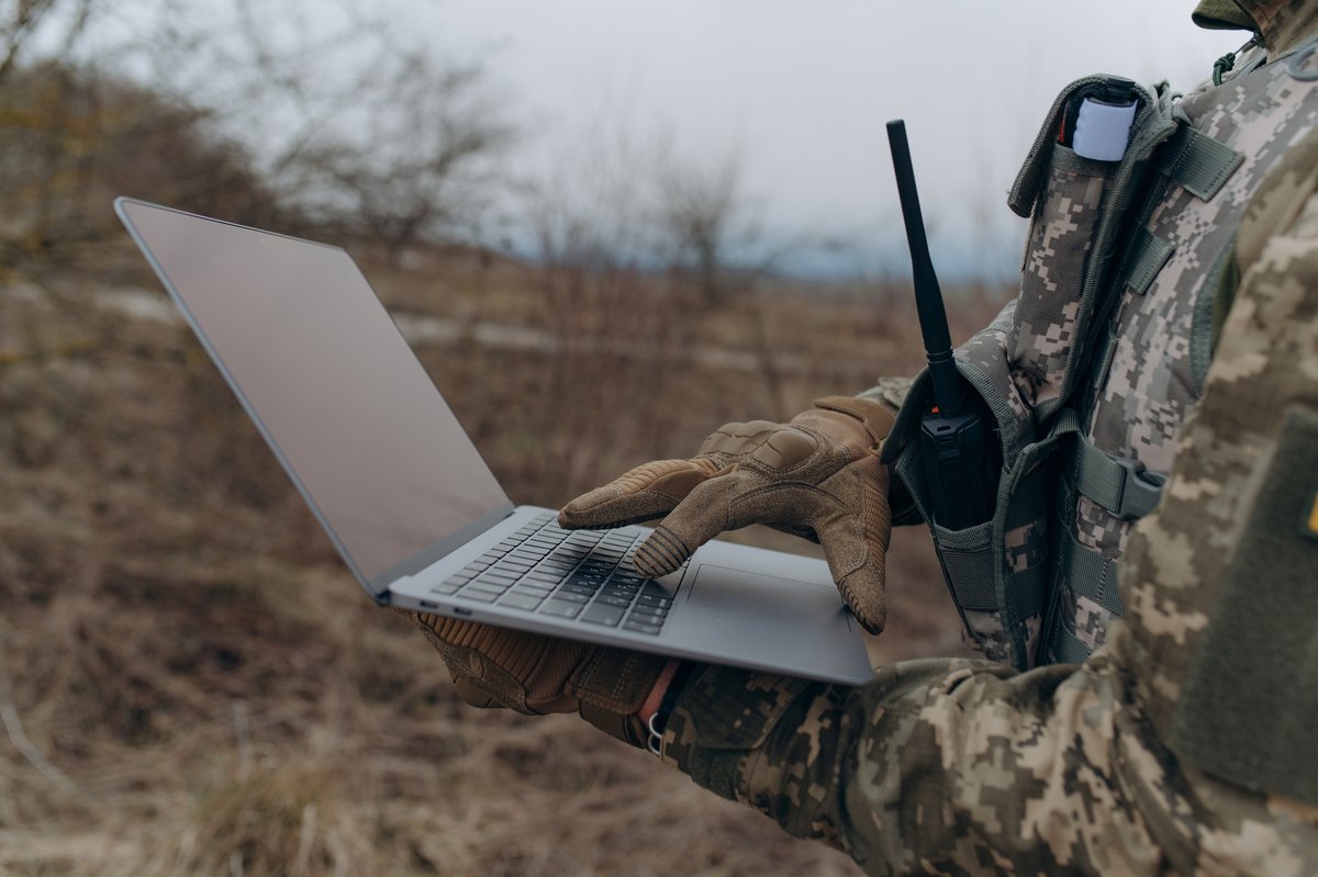 Un soldat travaille sur son ordinateur portable © VHarasymiv / Shutterstock